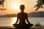 Imagen de persona practicando yoga al amanecer