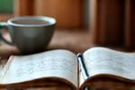 Imagen de libros sobre salud mental con un café
