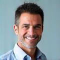 Retrato de Javier, ejecutivo de 40 años, sonriendo con energía.