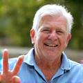 Retrato de Antonio, jubilado de 68 años, haciendo un gesto de pulgar hacia arriba con vitalidad.